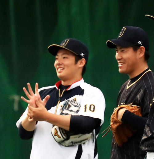 侍ジャパン合宿で笑顔を見せる松井裕樹（左）と牧田和久（2017年2月26日撮影）