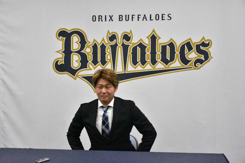 契約更改を終えたオリックス荒西祐大投手（撮影・真柴健）
