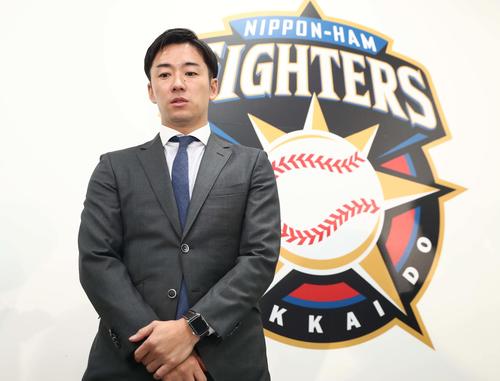 契約更改を終え、神妙な表情で会見する日本ハム斎藤（撮影・黒川智章）