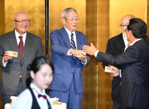 野球殿堂入り祝賀パーティーで談笑する、左から山下氏、権藤氏、松山千春、倉本氏（撮影・山崎安昭）