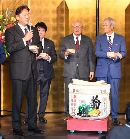 権藤氏（右）の野球殿堂入り祝賀パーティーで乾杯の音頭を取る佐々木氏（左）。右へ前田亘輝、山下氏（撮影・山崎安昭）