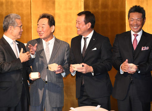 権藤博氏の野球殿堂入り祝賀パーティーで談笑する、左から山田氏、東尾氏、巨人原監督、小久保氏（撮影・山崎安昭）