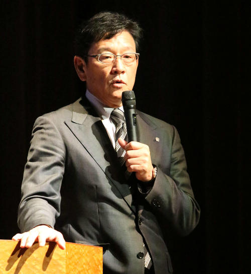 白鴎大で行われた特別講義で熱弁を振るう日本ハム栗山監督（撮影・田中彩友美）