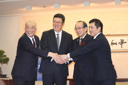 広島市長の下に訪れた左から松田元オーナー、佐々岡監督、松井広島市長、松田一宏オーナー代行