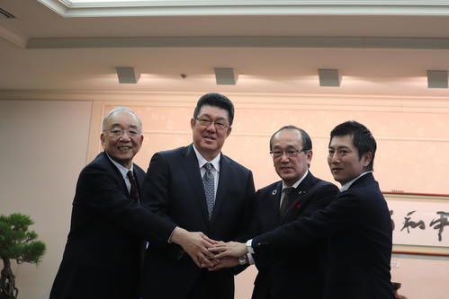 広島市長（右から2人目）を訪問した、左から松田元オーナー、佐々岡監督、1人おいて松田一宏オーナー代行