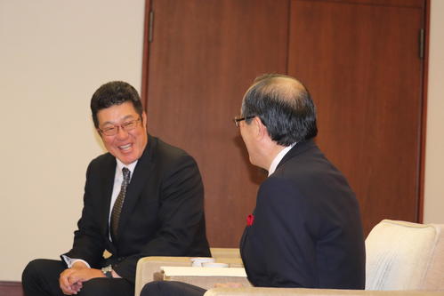 松井広島市長（右）と話をする広島佐々岡監督（撮影・前原淳）