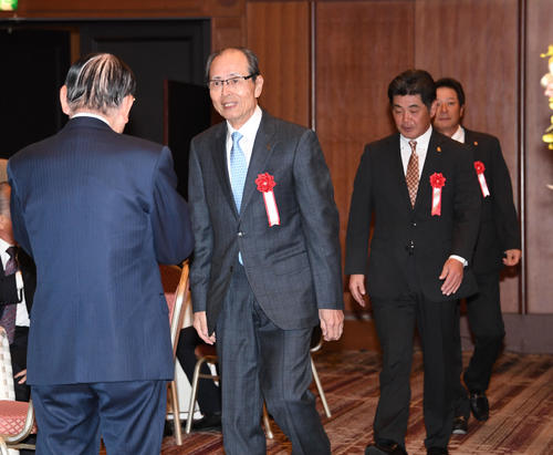 王讃会に入場する王貞治球団会長と工藤公康監督（撮影・今浪浩三）