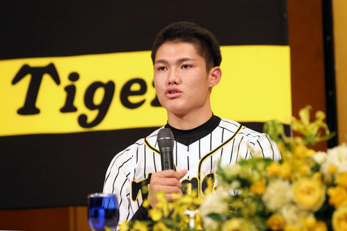 阪神の新人入団会見であいさつするドラフト1位の西純矢（撮影・上山淳一）