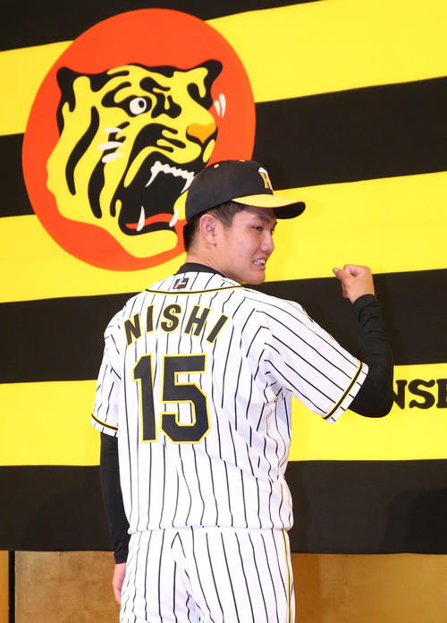 阪神の新人入団会見を終えポーズをとって記念撮影に納まるドラフト1位の西純矢（撮影・上山淳一）