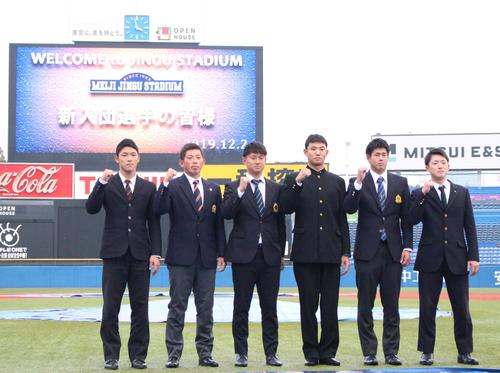 神宮球場を見学に訪れたヤクルトの新入団選手。左から武岡、大西、吉田、奥川、杉山、長岡（撮影・保坂恭子）