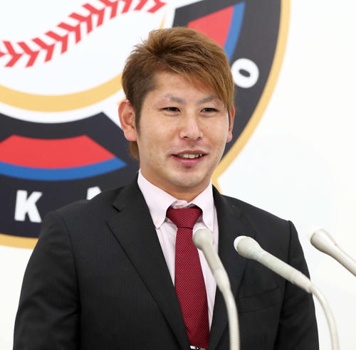契約更改を終え会見する日本ハム加藤（撮影・黒川智章）