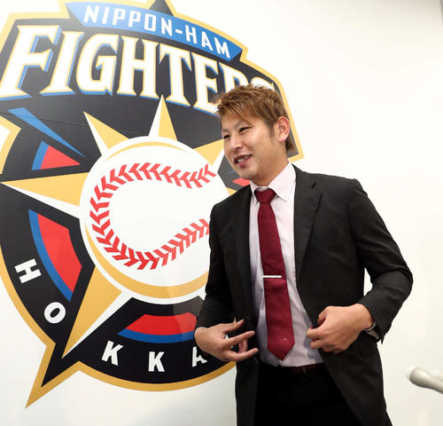 契約更改を終え笑顔で会見に臨んだ日本ハム加藤（撮影・黒川智章）