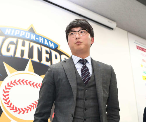 契約更改を終え会見後に引き揚げる日本ハム石川直（撮影・黒川智章）