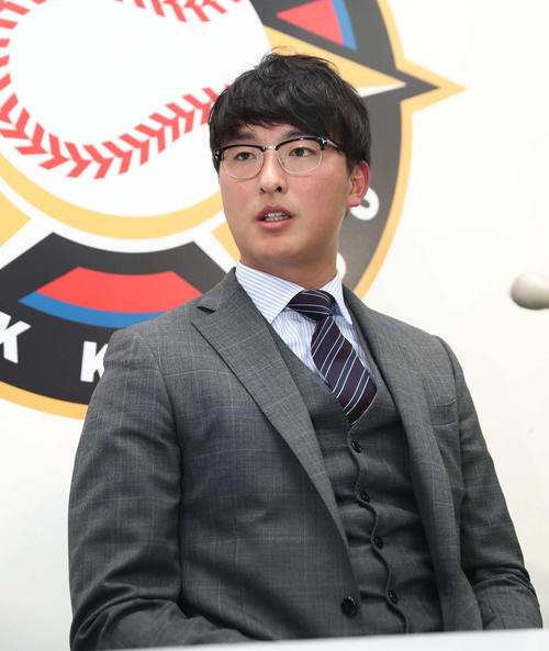 契約更改を終え会見する日本ハム石川直（撮影・黒川智章）