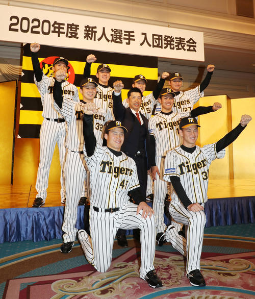 ガッツポーズで笑顔を見せる、下段左から遠藤、及川、中段左から井上、矢野監督、西純、上段左から奥山、小川、藤田、小野寺（撮影・加藤哉）