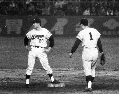 野手転向後初安打を放った権藤博（左）。右は巨人王貞治（1965年6月16日撮影）