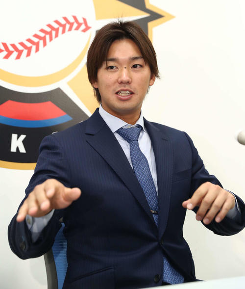 契約更改を終え会見する日本ハム石川亮（撮影・黒川智章）