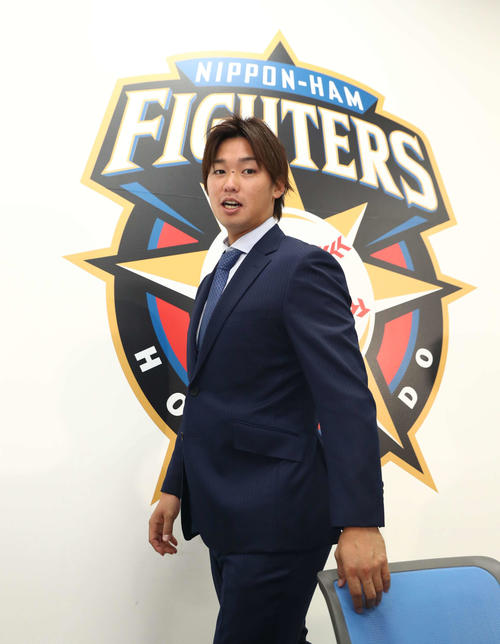 契約更改を終え会見後、引き揚げる日本ハム石川亮（撮影・黒川智章）