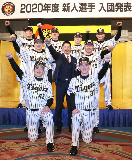 矢野監督を中心に記念写真でポーズをとる（前列左から）遠藤、及川（2列目左から）井上、西（後方左から）奥山、小川、藤田、小野寺（撮影・上山淳一）