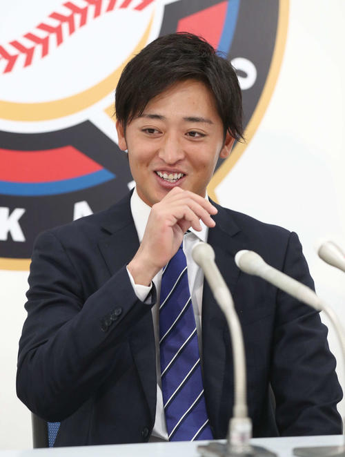 契約更改を終え会見する日本ハム白村（撮影・黒川智章）