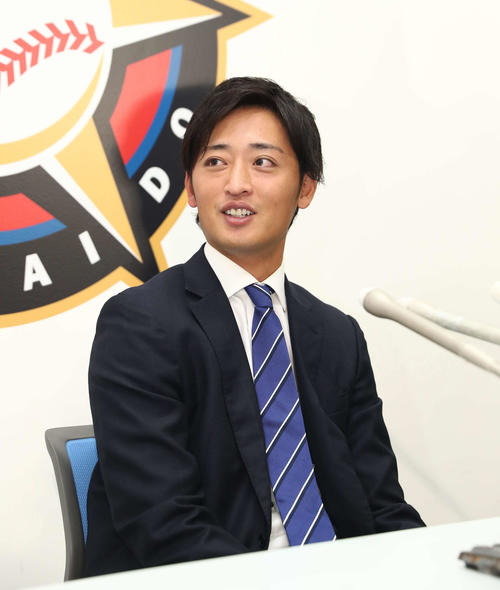 契約更改を終え会見する日本ハム白村（撮影・黒川智章）