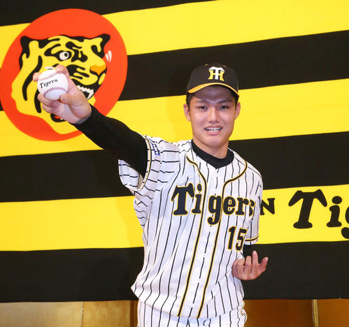 阪神の新人入団会見を終えポーズをとって記念撮影に納まるドラフト1位の西純矢（撮影・上山淳一）