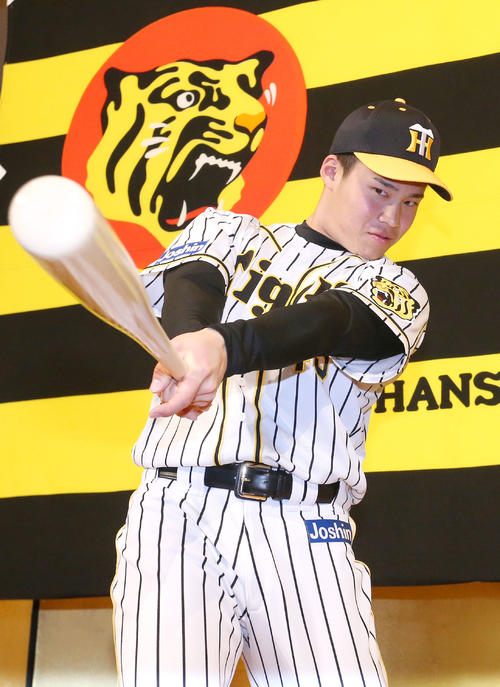 阪神の新人入団会見を終えポーズをとるドラフト4位の遠藤（撮影・上山淳一）