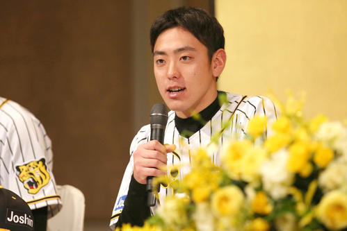 2020年度阪神新人入団発表　阪神の新人入団会見であいさつするドラフト6位の小川（撮影・上山淳一）