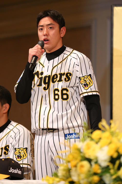 2020年度阪神新人入団発表　阪神の新人入団会見であいさつするドラフト6位の小川（撮影・上山淳一）