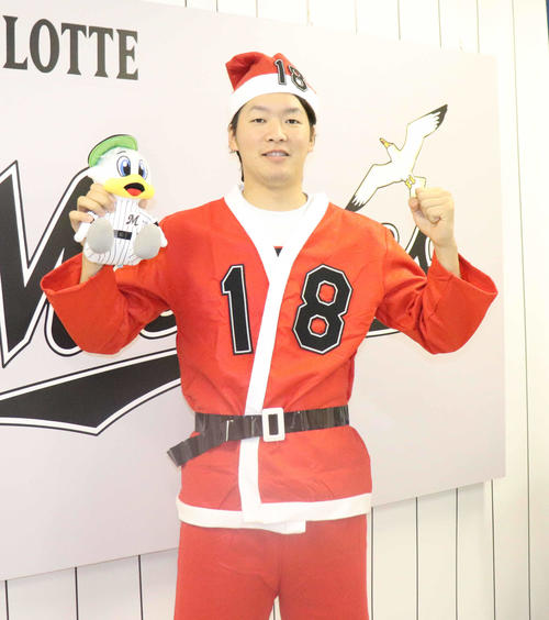 クリスマス・イブに戦番号が「18」変わり、サンタクロースの衣装でポーズをきめるロッテ二木（撮影・久永壮真）