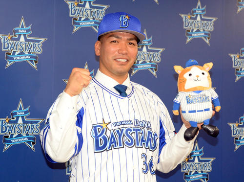 オリックス戦力外から古巣DeNAへ復帰した高城は笑顔でガッツポーズ（撮影・鈴木正章）