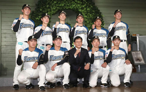 日本ハムの新入団選手発表会見で意気込む前列左から河野、立野、栗山監督、上野、鈴木、後列左から望月、梅林、片岡、宮田、樋口、長谷川（撮影・黒川智章）
