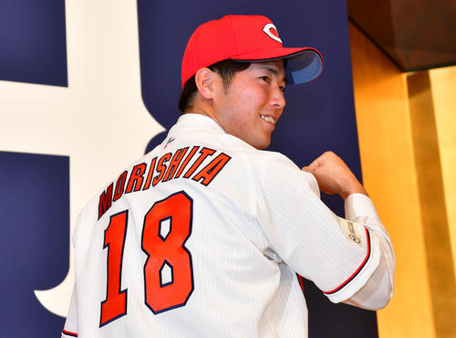 広島の入団選手発表ユニホームに袖を通す森下暢仁（2019年12月9日）