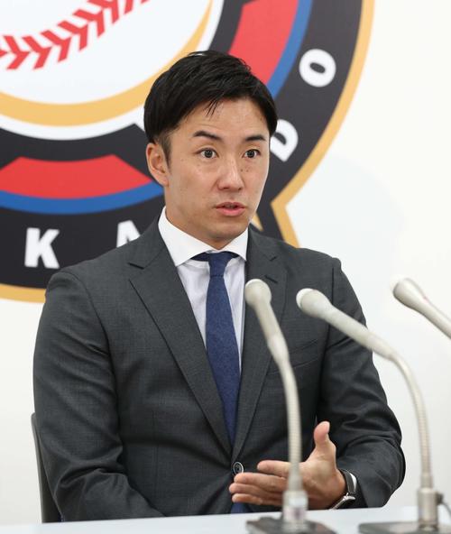 契約更改を終え、会見する日本ハム斎藤（撮影・黒川智章）