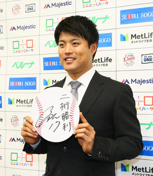 契約更改を終え「二桁勝利」の目標を掲げた西武松本航（撮影・足立雅史）