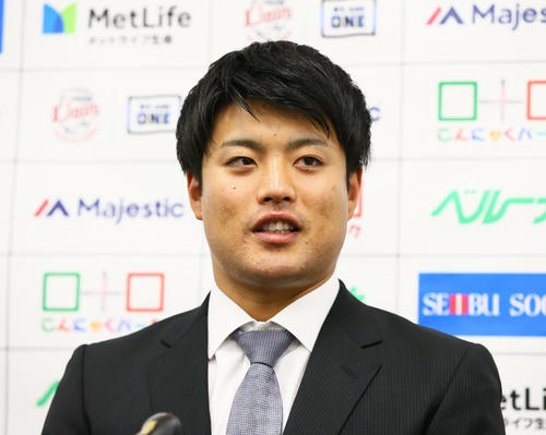 契約更改を終え会見に臨む西武松本航（撮影・足立雅史）