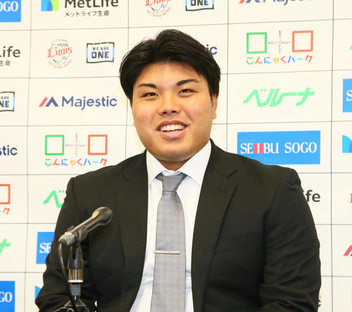 契約更改を終え、笑顔で会見に臨む西武平良（撮影・足立雅史）