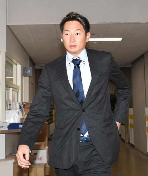 契約を保留し、記者に囲まれる二保旭（撮影・今浪浩三）