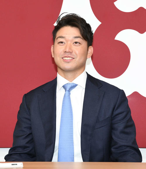 契約更改後に会見する巨人山本（撮影・山崎安昭）