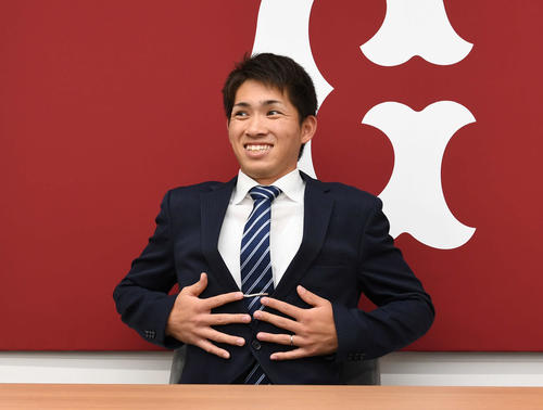 契約更改を終えて会見に臨む巨人高橋。左手薬指には結婚指輪が光る（撮影・山崎安昭）