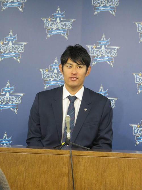 契約更改会見に臨むDeNA井納