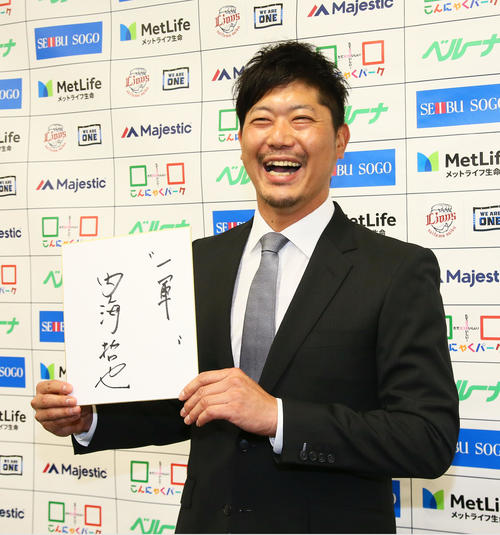 来年は笑顔で契約更改したいと苦笑いする西武内海（撮影・足立雅史）