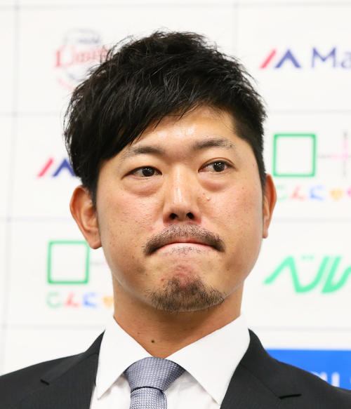 大幅ダウンでの契約更改を終え厳しい表情を見せる西武内海（撮影・足立雅史）