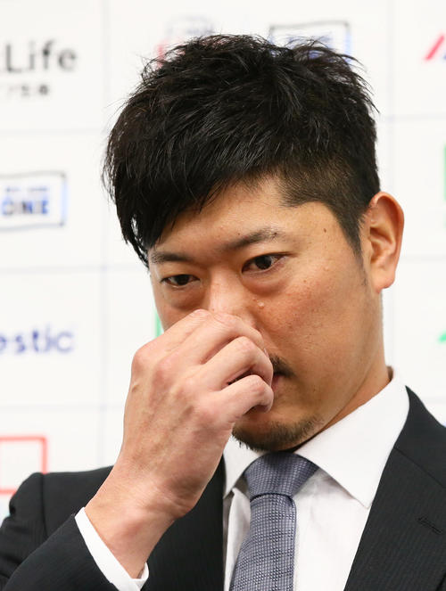 大幅ダウンでの契約更改を終え厳しい表情を見せる西武内海（撮影・足立雅史）