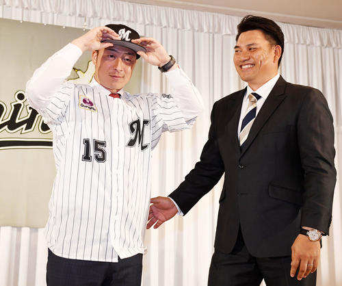 ロッテ井口資仁監督（右）と美馬（撮影・横山健太）