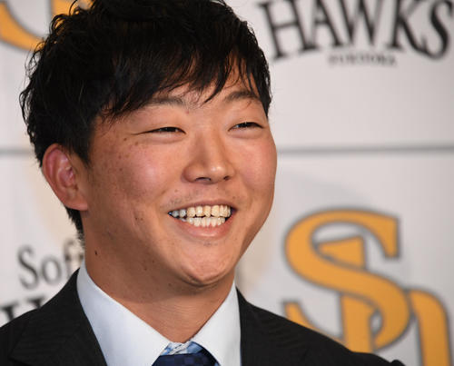 アップで契約更改を終え笑顔の川原弘之（撮影・今浪浩三）