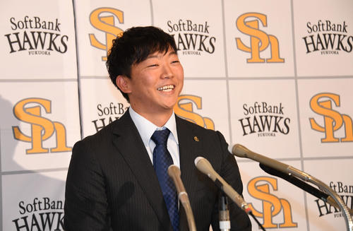 アップで契約更改を終え笑顔の川原弘之（撮影・今浪浩三）