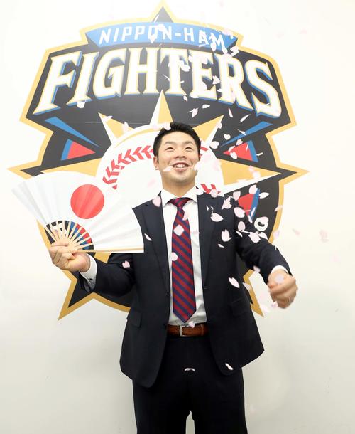 契約更改を終え紙吹雪の中、笑顔を見せる日本ハム近藤（撮影・黒川智章）