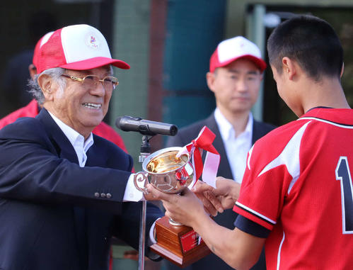 選手を表彰する日本中学生野球連盟・志太会長（左）
