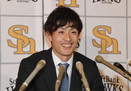 推定2000万円で契約更改を終え笑顔で会見する周東佑京（撮影・今浪浩三）